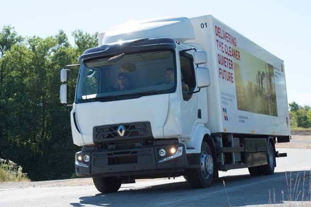 Este camión Serie D furgón de 16 toneladas cuenta con mecánica eléctrica, ofrece 6 toneladas de carga útil y 120 kms de alcance.
